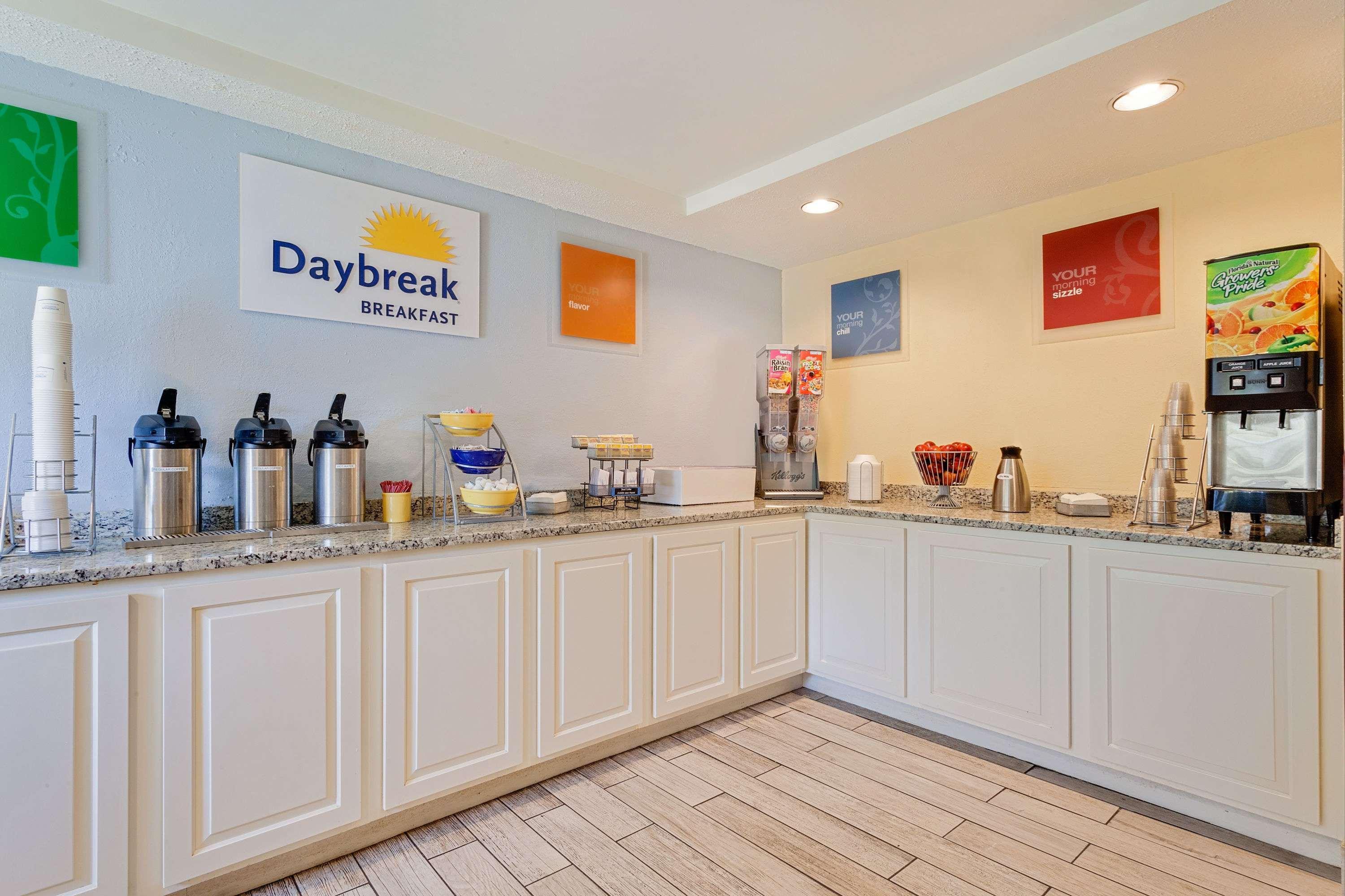 Days Inn By Wyndham Shrewsbury Worcester Exterior photo