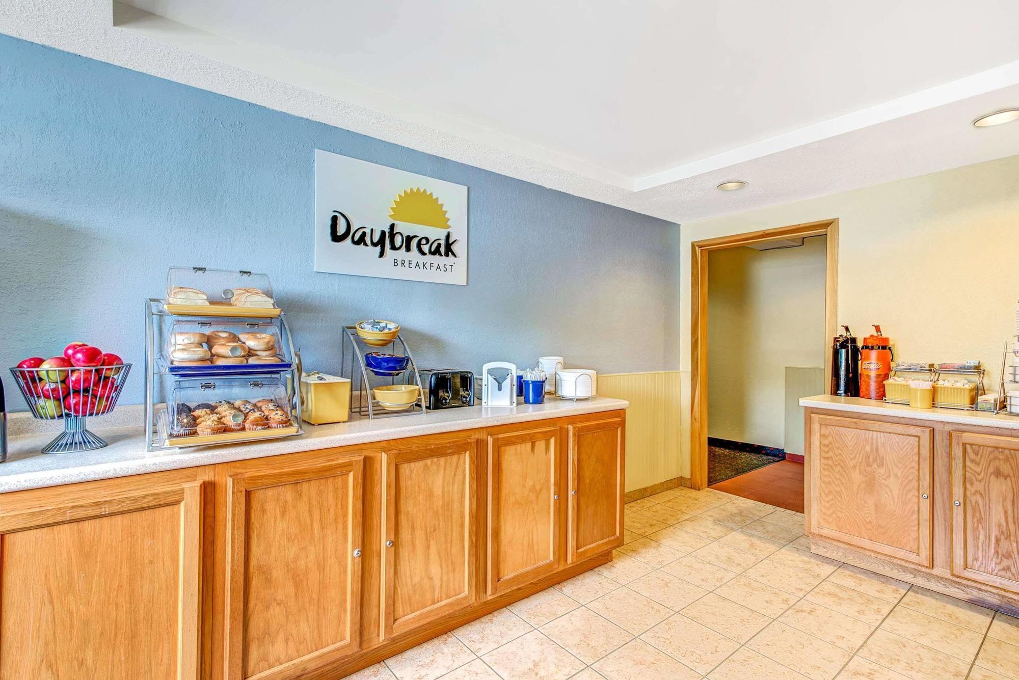 Days Inn By Wyndham Shrewsbury Worcester Exterior photo